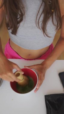 Bir insan, geleneksel çay hazırlama metodunu sergileyerek bir kasede ustalıkla kibrit çakar.