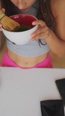 Tazeleyici yeşil çay içeceği yapmak için bambu çırpıcısını kullanarak içecekleri mükemmelleştirin.