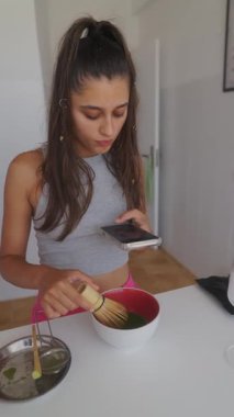 Genç bir birey, modern, şık ve davetkar mutfak alanlarında geleneksel kibrit çayını ustalıkla hazırlar.