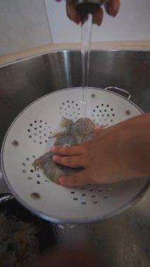 Pişirmeden önce karidesleri düzgün yıkama ve doğru işleme tekniklerini vurgulama üzerine detaylı bir görsel rehber