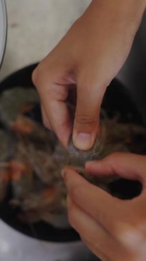 Bu detaylı videoda, temiz ve taze karideslerin titizlikle temizlenip pişirilmeye hazır hale getirilmesini izleyin.