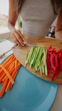 Taze, sağlıklı ve besleyici bir yemek yaratmak için canlı ve renkli sebzeler doğramak. Yemek meraklıları için ideal.