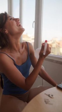 Neşeli bir kadın, keyifli, neşeli bir anın tadını çıkarır. Güzel bir şekilde kapalı bir ortamda yakalanır.