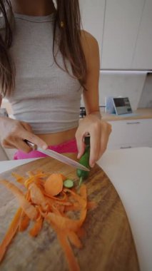 Lezzetli bir mutfak sahnesinde canlı, renkli sebzeler besleyici bir yemek için ustalıkla doğranıyor.