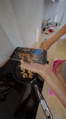 Karideslerin pişirildiğini canlı canlı gösteren eşsiz bir yemek sahnesi.