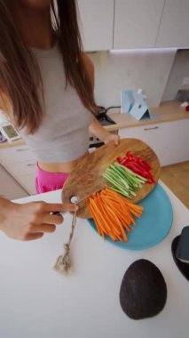 Çok yetenekli bir aşçı, şık bir mutfak ortamında çok çeşitli taze sebzeleri ustalıkla dilimler.