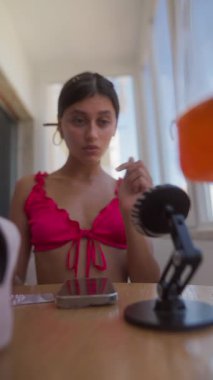 Nefis yaz atmosferinin özünü somutlaştıran güzellik ipuçlarıyla dolu büyüleyici bir sabah rutininin tadını çıkar.