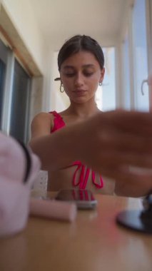 Bu güzel güneşli günde, şık bikinimin içinde rahatlarken canlı, ferahlatıcı içecekler içmekten keyif alıyorum.