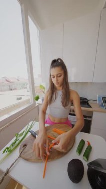 Şık, modern bir mutfakta renkli sebzeler sunan canlı ve sağlıklı bir pişirme süreci sergiliyoruz.