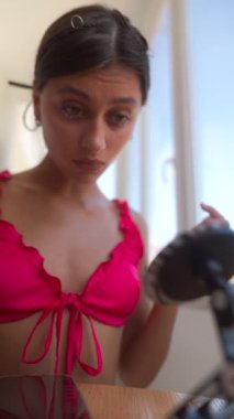 Güzellik rutinine daha yakından bir göz atalım. Detaylı makyaj uygulaması ve keyifli kişisel bakım anlarıyla birlikte.