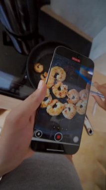 Akıllı telefon kamerasıyla karidesi kızartmanın güzel anını yakalıyorum. Yemek pişirme becerilerini gösteriyorum.