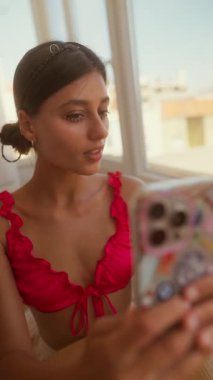 Neşe ve kahkaha dolu, aydınlık ve güneşli bir mekanda eğlenceli ve anlamlı anlar yakalıyorum.