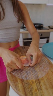 Canlı börek yapma sürecini izleyin. Taze sebzeler ve lezzetli tatlarla dolu.