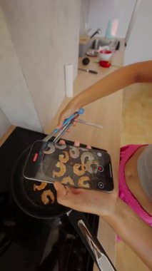 Lezzetli karidesleri hazırlamak ve süreci akıllı bir telefonla kaydetmek için eşsiz bir yöntem. Yemek severler için mükemmel.