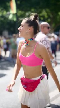 Hareketli bir sokak festivalinde renkli kıyafetler, dans ve zengin kültürle neşeli bir kutlama sahnesi.