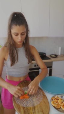 Genç bir kadın çeşitli lezzetli malzemelerle taze, renkli börekler hazırlar.