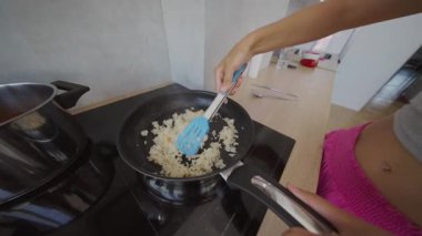 Lezzetli bir pirinç yemeği ustalıkla hazırlanmış, şeflerin detaylara, kaliteye ve taze malzemelere dikkat etmesini sağlıyor.