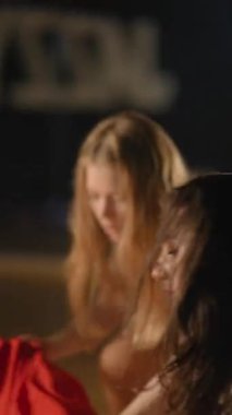 Etkileyici bir dans gösterisi. Stüdyo ortamında akışkan hareketler ve çarpıcı kostümler..