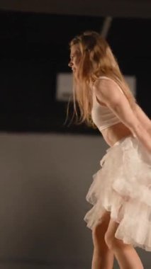 Enfes bir dans gösterisi. Derin duygular, zarafet ve sanatsal akışkan giysiler içinde sergileniyor.