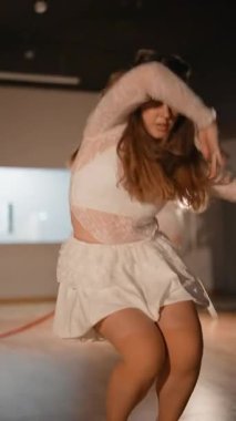 İnanılmaz derecede dışavurumcu bir dansçı, çağdaş bir ortamda çarpıcı bir hareket ve sanatçılık sergiliyor.