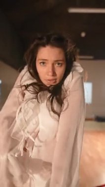 Büyüleyici ve büyüleyici bir dans gösterisi, zarif akışkan hareketler ve duygusal derinlik