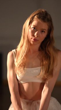 Zarif bir dansçının çarpıcı portresi, gösterişli bir zarafet, güzellik ve derin bir duygu.