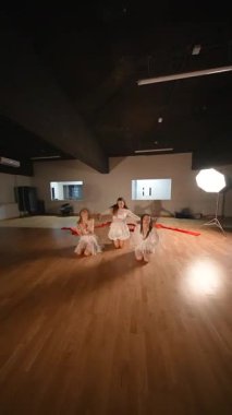 Zarif beyaz kostümlü yetenekli sanatçılarla büyüleyici bir dans. Olağanüstü bir koordinasyonla zarif bir şekilde hareket ediyorlar.