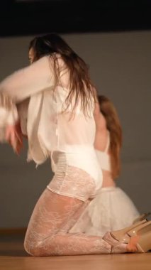 Büyüleyici bir dans sahnesi. Güzelce sergilenen akışkan bir hareket, zarafet ve sanatsal bir ifade.