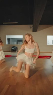 Olağanüstü bir zarafet ve akıcı giysiler içinde etkileyici bir dans sahnesi.