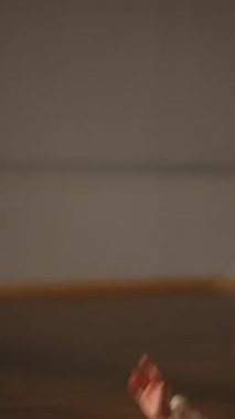 Etkileyici dans sanatının dinamik anları akışkan hareketin ve sanatsal ifadenin güzelliğini gözler önüne seriyor.