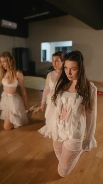 Muhteşem bir yetenek ve zarafet gösterisi güzel bir stüdyoda, dansçılar büyüleyici bir gösteri sunuyorlar.