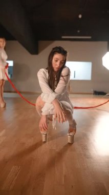 Şık ve sofistike bir model şık pozlar sergiliyor canlı bir stüdyo ortamında.