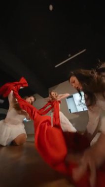 Büyüleyici bir dans gösterisi büyüleyici bir hareket içeriyor. Canlı kırmızı bir kumaş zarif bir şekilde akıyor.