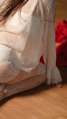 Dinamik bir dans sahnesi zarif bir hareket ve zarafet sergiliyor.