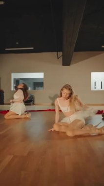 Büyüleyici bir dans gösterisi. Dalgalı beyaz kıyafetler içindeki dansçılar. Zarafet ve duygu gösterisi..