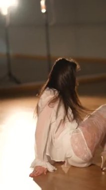 Zarafet ve dinamik hareketler sergileyen büyüleyici bir dans gösterisi keşfedin ve keyfini çıkarın.