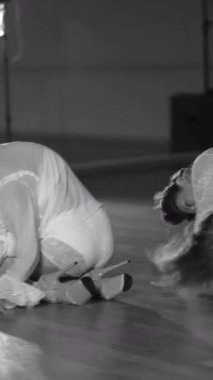 Büyüleyici siyah beyaz dans sahneleri gerçekten güçlü bir duygu ve dinamik hareket karışımı sergiliyor.