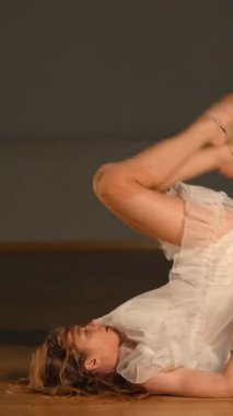 Eşsiz pozlar ve kıyafetlerle zarif ve zarif dans anları.