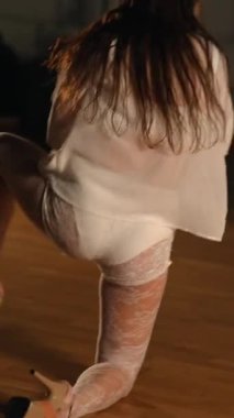 Büyüleyici bir dans gösterisi zarafet, akışkan hareket ve büyüleyici bir ifade, hepsi göz kamaştırıcı giysiler içinde.