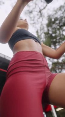 Formda bir kadın zorlu bir açık hava antrenmanına katılır, kendini adamışlığını ve spor yapma yeteneğini gösterir.