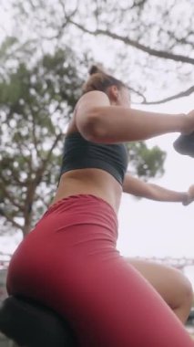 Açık havada spor yapan bir kadın, güzel bir doğal ortamda genel sağlık ve uygunluğu teşvik ediyor.