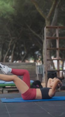 Sağlığı ve zindeliği vurgulayan sağlıklı bir birey, sakin bir açık hava ortamında çekirdek egzersizleri yapıyor..