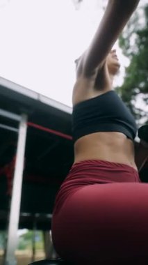 Enerjiyi, coşkuyu ve fitness kıyafetindeki kararlılığı canlı bir şekilde gösteren canlı bir egzersiz sahnesi