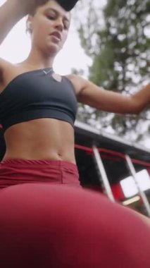 Bir fitness meraklısı aktif bir açık havada spor yapar, spor kıyafetlerini ve adanmışlıklarını sergiler..