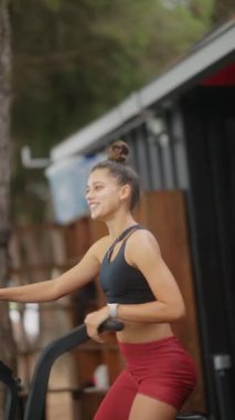 Neşeli genç bir kadın bisikletini açık havada sürüyor canlı yaşam tarzını ve spor yapma hevesini aktif olarak sergiliyor.