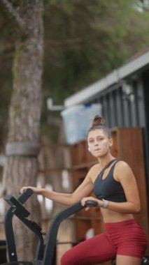 Bir fitness meraklısı egzersiz rutininden zevk alır. Enerjisini gösterir ve açık hava ortamında odaklanır..