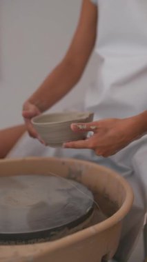 El sanatları tekniklerini, yaratıcılığı ve sanatsal ifadeyi gözler önüne seren büyüleyici bir çömlekçilik oturumu