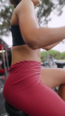 Formda bir birey, dikkate değer bir azim ve güç göstererek yüksek yoğunluklu bir çalışmayla meşgul olur.