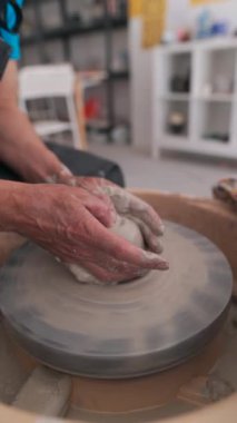 Yetenekli ellerin dönen tekerlekte kil şekillendirdiği çömlek yapma sürecini keşfedin.