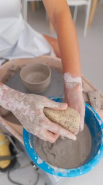 Çömlekçi çarkındaki kil kalıplarını ustalıkla şekillendiren yetenekli eller olarak eşsiz çömlekçilik sanatını tecrübe edin.